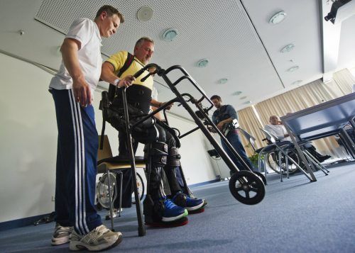 Vor Jahren erregte dieser anziehbare Gangroboter Aufsehen. Die jetzt entwickelte Therapie soll Gelähmten das Gehen nun auch selbstständig ermöglichen.  dpa