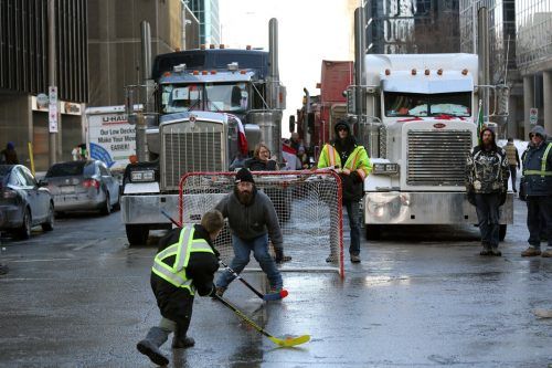Während des Trucker-Protests gegen Impfvorschriften in Ottawa, Kanada, spielen Demonstrierende und Unterstützer Street Hockey. AFP