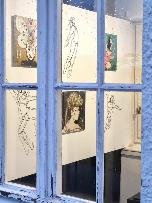 Während eine Diashow einen Querschnitt der Arbeiten zeigt, sind im Erker reale Kunstwerke zu sehen.  KunstVorarlberg