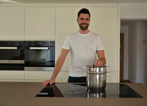 Wenn seine Partnerin Valentina arbeitet, steht Michael am Herd.  HRJ (4)
