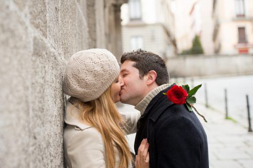 Wer mit Rosen der Auserwählten „ich liebe dich“ sagt, wird mit dieser Geste auf der ganzen Welt verstanden. Shutterstock