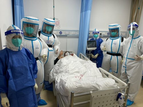 Yannick Müller mit dem Team des Peking University Third Hospital nach der Operation. ÖOC