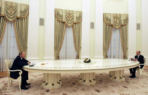 Ziemlich weit auseinander saßen der Kremlchef und der deutsche Kanzler bei ihrem Treffen in Moskau. Sputnik/Reuters