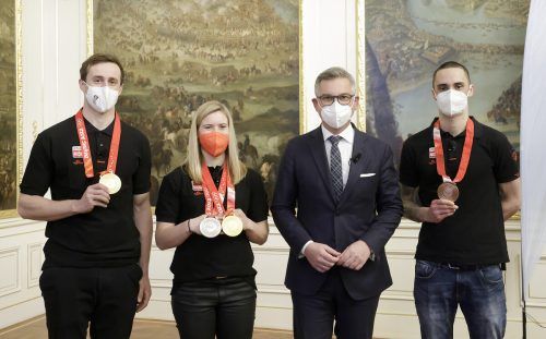 Zollsportlerin Katharina Liensberger präsentierte Finanzminister Magnus Brunner Gold aus dem Mixed-Teambewerb, und Silber, gewonnen im olympischen Slalom. BMF