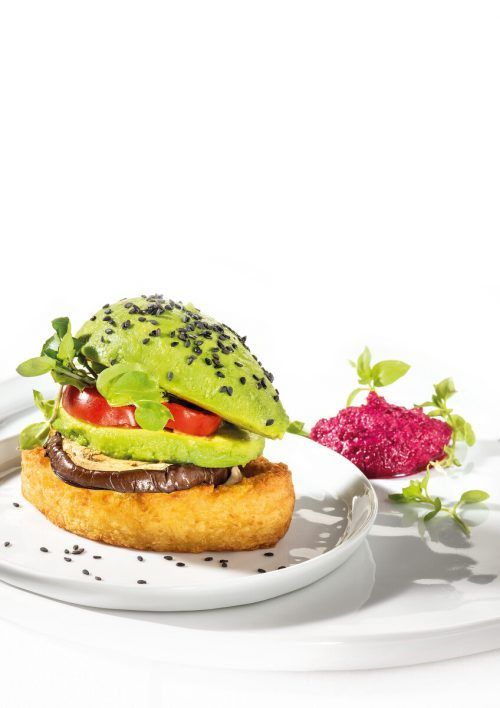 11er Rösti-Schiffchen mit Melanzani, gebratenen Avocado und schwarzem Sesam. 11er