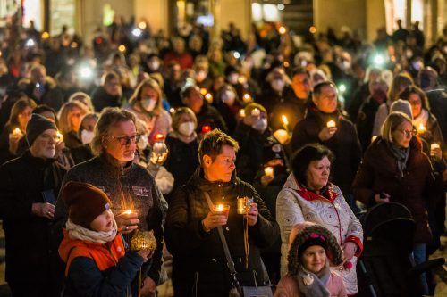 1500 Vorarlberger setzten in Dornbirn ein Zeichen für den Frieden. Begleitet wurden sie von George Nussbaumer musikalisch, gemeinsam beteten sie mit Priester Nikola Balovic von der serbisch-orthodoxen Kirche. VN/Steurer