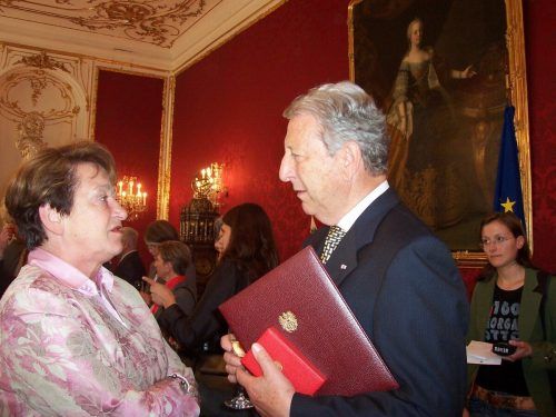 2006 wurde Mayer mit dem Großen Goldenen Ehrenzeichen für Verdienste um die Republik Österreich ausgezeichnet.