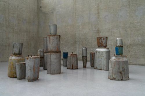 "27 Male Molds" bilden eine assoziationsreiche Installation.