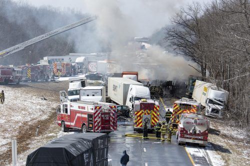 40 bis 60 Fahrzeuge, darunter etliche Sattelzüge, waren an dem Unfall beteiligt.  ap