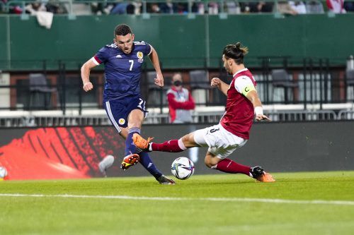 Aleksandar Dragovic (im Bild gegen Torschütze John McGinn) absolvierte gegen Schottland als Kapitän sein 100. Länderspiel. ap/2