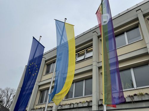 Als Zeichen der Solidarität wurde auch die ukrainische Flagge gehisst. Marktgemeinde