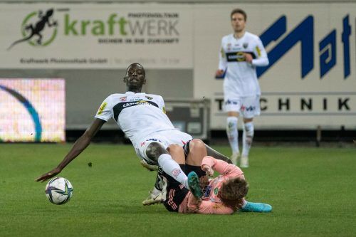 Altachs Pape Alioune kraftvoll gegen den Hartberger Philipp Sturm. Aggressiv und diszipliniert, so zeigten sich die Rheindörfler zum Start in die Qualifikationsgruppe. apa