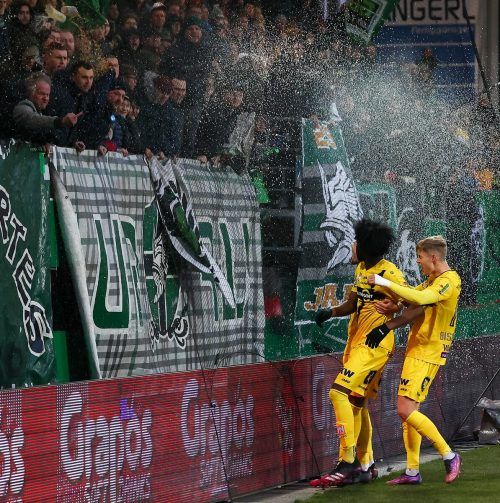 Altachs Torschütze Mikael Nanizayama (links) und Noah Bischof jubeln vor den Ried-Fans und müssen deshalb mit einer Bierdusche leben. apa