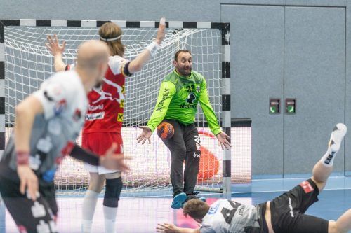 Am Ende brauchte es einen harten Fight der roten Teufel vom Bodensee und die Paraden von Tormann Golub Doknic, um den Sieg gegen Schwaz Handball Tirol einzufahren und die Tabelle der HLA allein anzuführen. sams