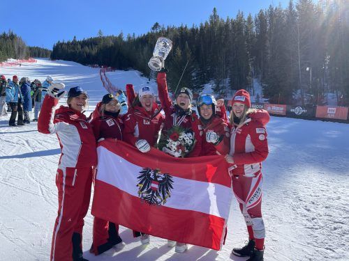 Amanda Salzgeber, Victoria Olivier, Magdalena Egger mit der Hodler-Trophäe.  ösv