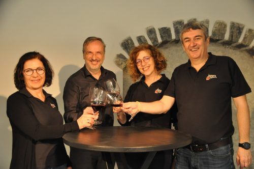 Annelies Fliri, Markus Heimgartner, Ulrike Schallert und Obmann Michael Tinkhauser vom Kellertheater Lampenfieber stoßen gemeinsam auf das neue Programm an. HAB