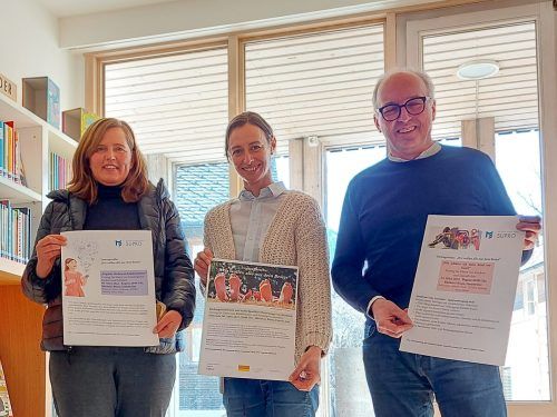 Annette Scheffknecht, Obfrau der Bücherei, Bernadette Oberhauser als Obfrau des Ausschusses „Jung sein“ und Bürgermeister Norbert Greussing.  mam