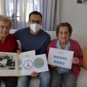 Heimbewohner setzen Friedenszeichen