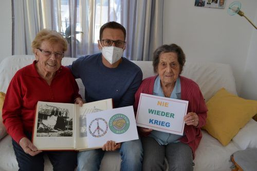 Anni Tschabrun mit einem Foto ihres zerbombten Elternhauses, Christian Koch und Erna Böhm, die sich ebenfalls sehr gut an die zurückliegenden Kriegsereignisse erinnern kann. BI