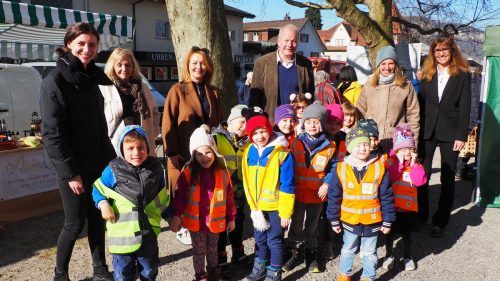 Auch der benachbarte Kindergarten war neugierig geworden und nutzte das Markttreiben für einen kleinen Ausflug an der frischen Luft.
