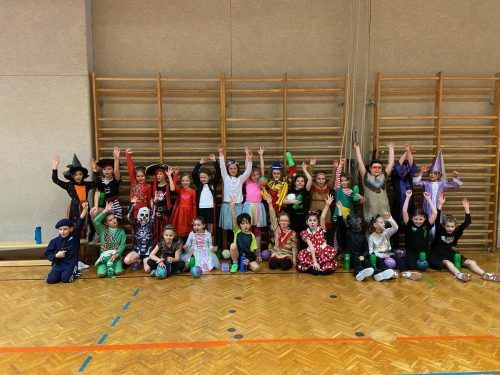 Auch die Kinder der U8 trainierten maskiert und feierten den Fasching. bvs