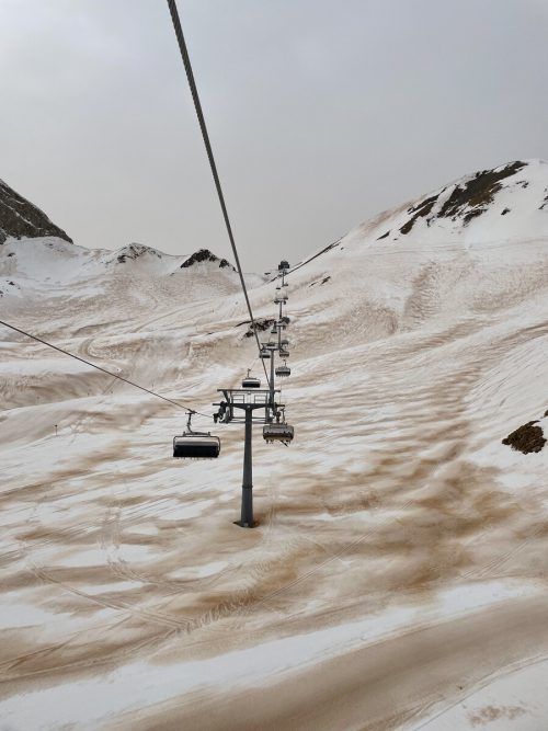 Auf den Pisten am Arlberg ist „Sandskifahren“ angesagt. Benita Schlegel