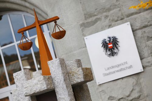 Aufgrund der Angststörung konnte der Angeklagte nicht erscheinen. VN/BH
