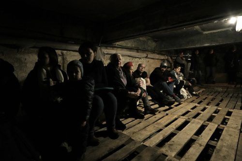 Aus einem unterirdischen Schutzraum in Lemberg: Angesichts der anhaltenden Angriffe und der Einkreisung der Bevölkerung gehören Bilder wie dieses weiter zum Alltag. AP