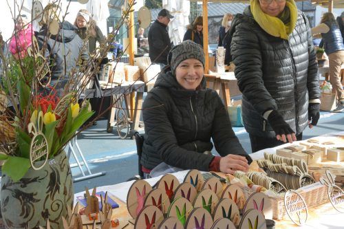 Ausstellerin Tina Orteca freut sich, endlich wieder verkaufen zu können.