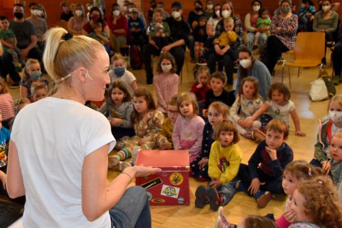 Autorin Ingrid Hofer zog die zahlreichen Besucher mit der Geschichte „Teddy Eddy im Zirkus“ in ihren Bann.  Marktgemeinde