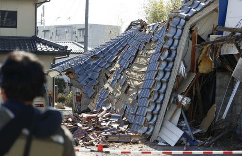 Bei dem Erdbeben der Stärke 7,4 sind zahlreiche Gebäude eingestürzt. AP
