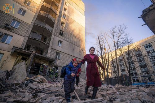 Bei den Angriffen mit Langstreckenraketen werden, wie hier in Kiew, auch immer wieder Wohngebiete getroffen. RTS