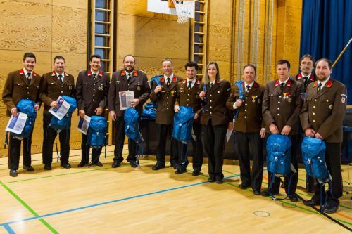 Bei der Jahreshauptversammlung der Feuerwehr Zwischenwasser gab es auch in diesem Jahr zahlreiche Ehrungen, Beförderungen und Auszeichnungen. Mäser
