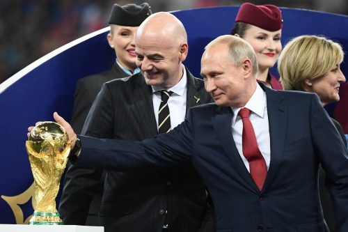 Bei der WM 2018 sonnte sich FIFA-Chef Gianni Infantino (l.) an der Seite von Russlands Präsident Wladimir Putin. ap