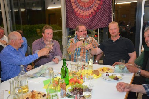 Bei einem gemütlichen Hock werden die besten Moste und Edelbrände verkostet. OGV