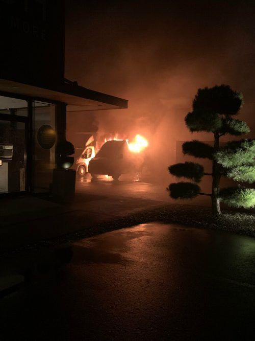 Bei einem Mercedes Sprinter auf einem Firmenparkplatz richtete der Brand schweren Schaden an.