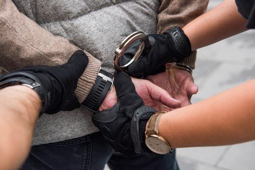 Bei einem Pakistaner klickten nach der Kontrolle die Handschellen. Er muss jetzt wohl eine siebenmonatige Ersatzfreiheitsstrafe verbüßen. Polizei