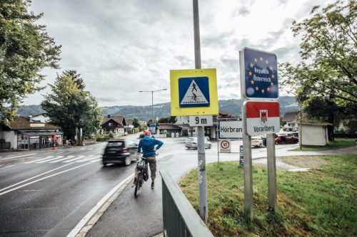 Bei Fahrten nach Österreich gilt grundsätzlich die 3G-Regel.  VN/Sams