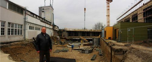 Beim Lokalaugenschein erklärt Bgm. Rhomberg Erweiterungsmaßnahmen für das Sozialzentrum in Lauterach: Im Vordergrund die Tiefgaragenerweiterung, rechts die Aufstockung des Bestands, im Hintergrund der Neubautrakt.  STP/2
