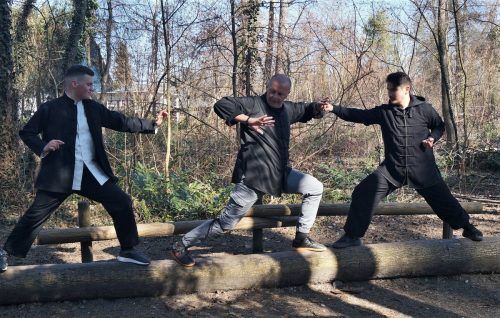 Beim Training auf dem Waldspielplatz fordert der Sifu (M.) seine Schüler heraus. Casar, HRJ (4)