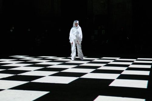 Bella Angora realisierte die Performance „Quadratur des Kreises“.  Kunstraum/Kuzmanovic