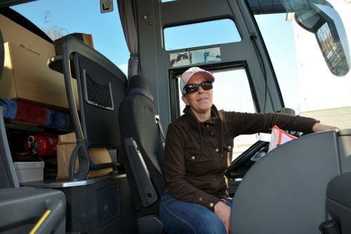 Bettina Bitschi fährt nun ihren Bus in das Verteilerlager nach Linz. EH (3)