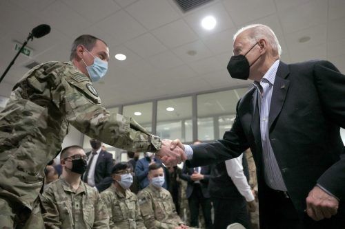 Biden traf US-Militärs der 82. Luftlandedivision nahe Rzeszow. Reuters