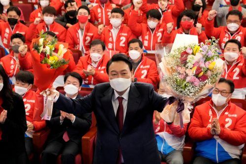 Blumen für den neuen Präsidenten: Die Südkoreaner haben sich mit der Wahl des konservativen Oppositionskandidaten Yoon Suk Yeol für einen Machtwechsel entschieden. RTS