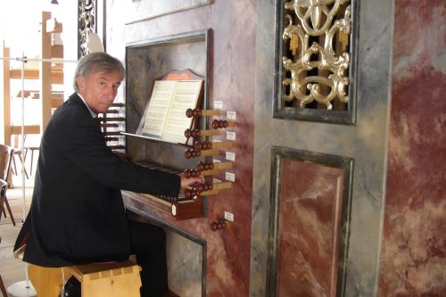 Bruno Oberhammer verleiht seit über 50 Jahren als Kurator und Organist der Bludescher Konzertreihe ihren Charakter.  martin oberhammer