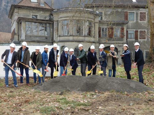 Bürgermeister Dieter Egger, Investoren, Vertreter der Baufirmen, Planer und Projektentwickler nahmen vor der Kulisse der Villa Rosenthal den Spatenstuch vor. cth (2)