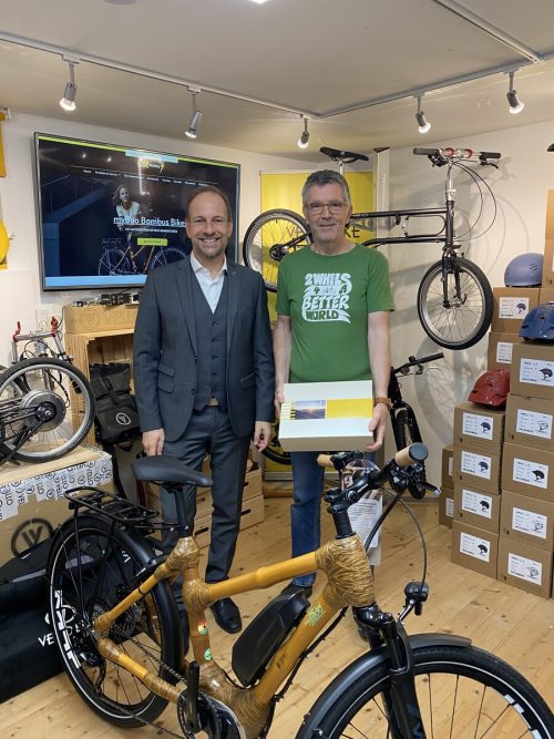 Bürgermeister Dieter Egger (links) besuchter Gerhard Fischbacher in seinem Geschäft „ebike-factory“. Stadt