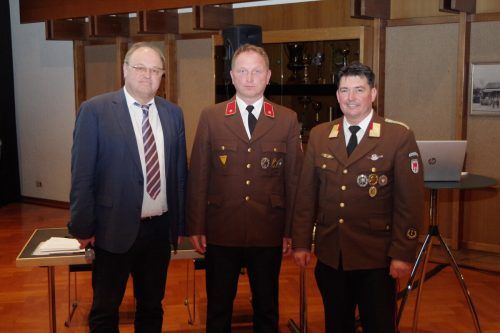 Bürgermeister Elmar Rhomberg mit BFI Reinhard Karg und dem neuen Kommandanten Markus Wirth.