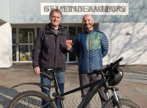 Bürgermeister Georg Bucher und der Obmann des Mobilitätsausschusses, Jürgen Schacherl, freuen sich über das neue Förderangebot. Gemeinde Bürs