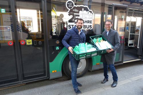 Bürgermeister Simon Tschann und Umwelt-Landesrat Daniel Zadra überraschten am Montag die Fahrgäste der Bludenzer Stadtbus-Linien mit gratis Salzstängeln. Stadt